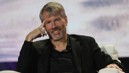 El inesperado vínculo con la economía argentina del empresario con más Bitcoin del mundo, que bancó a Milei