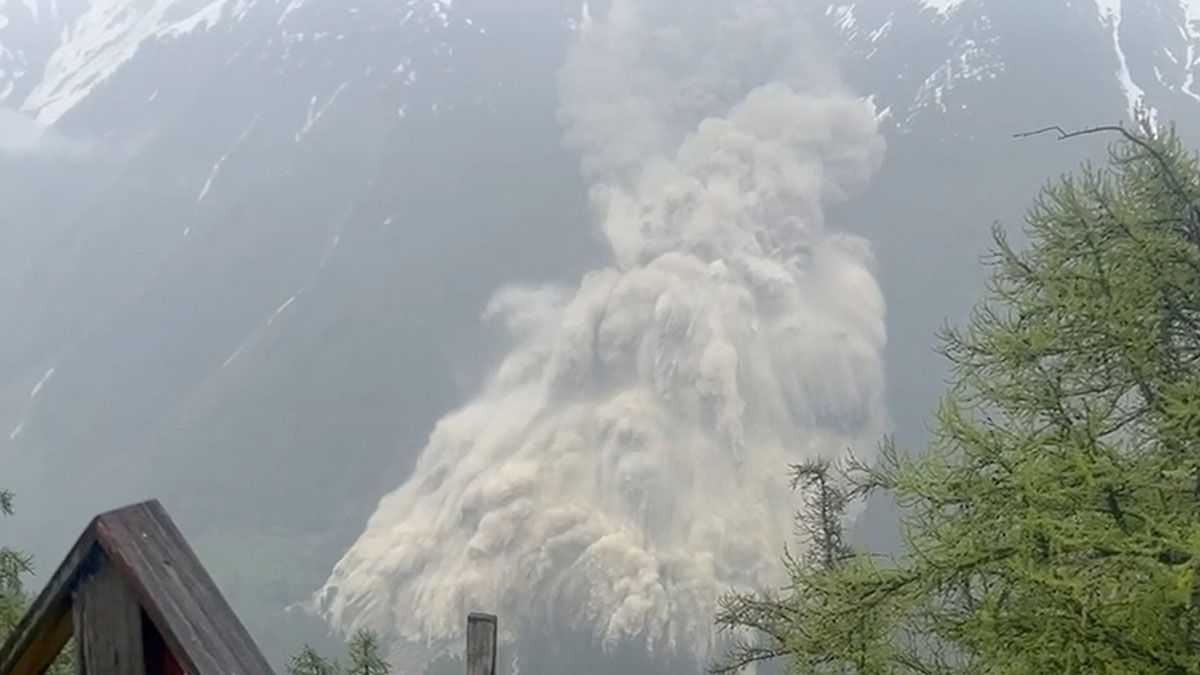 El momento en que un glaciar se desmorona y arrasa un pueblo en los Alpes Suizos. (foto: Reuters)