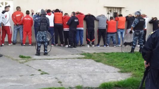 Detuvieron a 51 hinchas de River en la cancha de Lanús por portación de armas de guerra