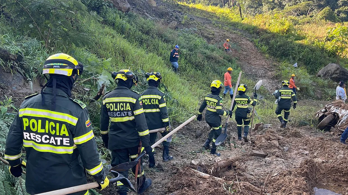 Rescatistas buscan sobrevivientes en Colombia. (Foto: NA)