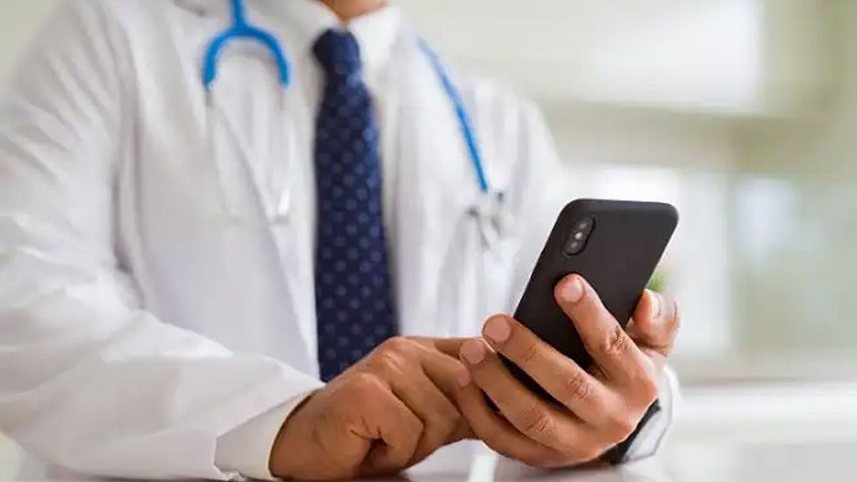 Un médico miraba los análisis en el celular de una paciente, pero se cerró el archivo y apareció una foto hot de ella