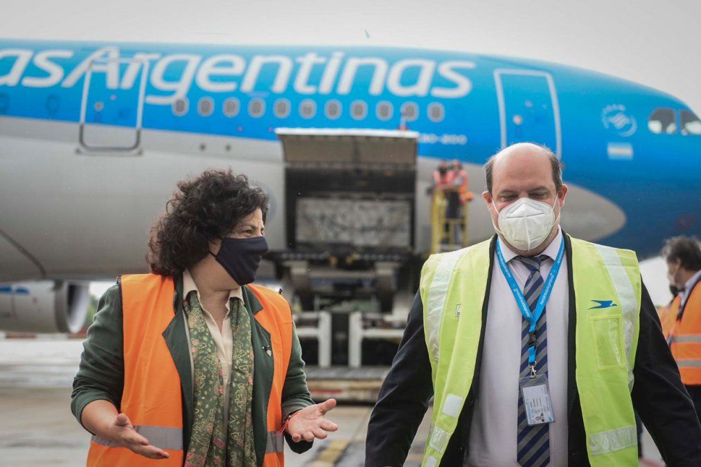 Carla Vizzotti recibe vacunas, ajena al conflicto de Alberto Fernández por el Mercosur.