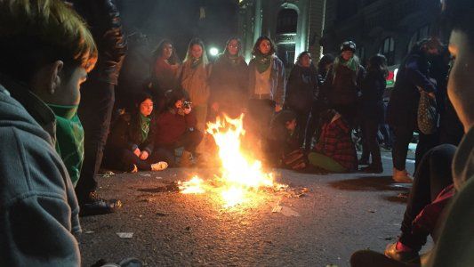 La noche en la calle: fuego, militancia y pantalla gigante antes de la histórica votación