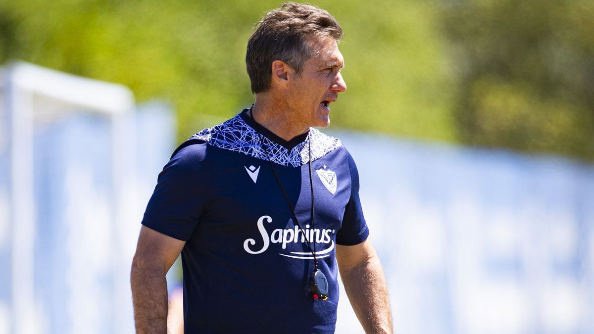 Insólito: una avioneta pasó por la práctica de Vélez y dejó un fuerte mensaje en la previa del duelo ante Boca