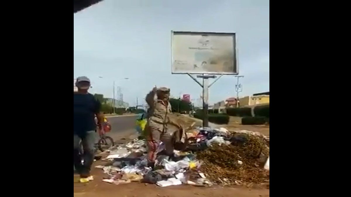 Una miliciana bolivariana revisa la basura y pide la destitución de Maduro (Foto: Captura de Pantalla)