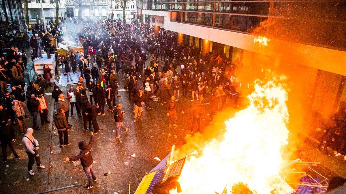 Incendios y destrozos en pleno centro de Bruselas por la derrota de Bélgica ante Marruecos en Qatar 2022 (Foto: Gentileza Market Research)