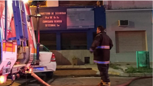 Motín en una comisaría de Berisso: hay dos policías en terapia intensiva