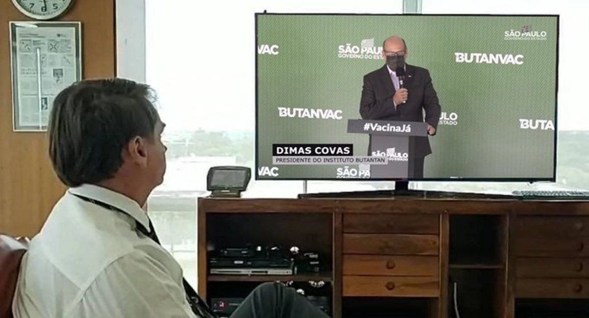 Jair Bolsonaro mira una videoconferencia del director de Butantan