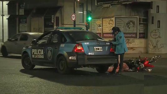 Impactante choque en Caballito: atropelló a un motociclista y escapó