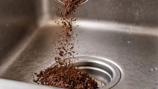 El truco de tirar café usado en la pileta de la cocina: por qué hacerlo y para qué sirve