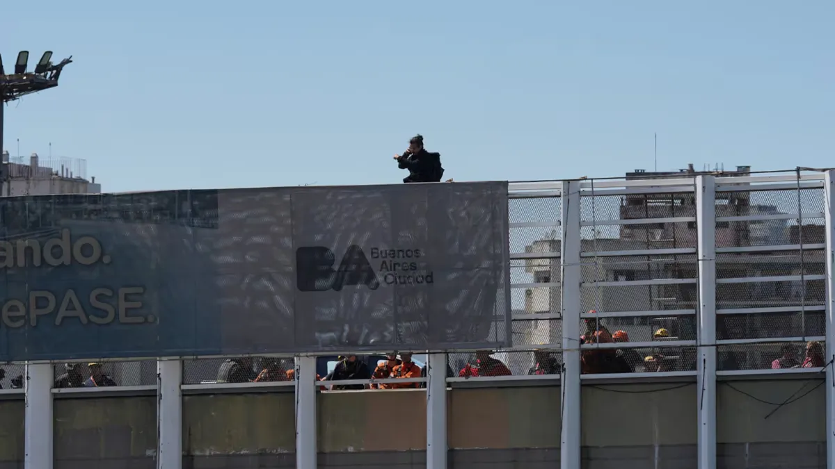 Un hombre sentado en la cornisa de la autopista 25 de Mayo amenazaba con tirarse al vac&iacute;o.