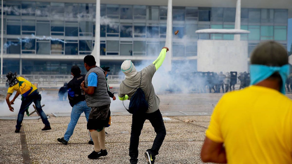 Los tres poderes del estado de derecho publicaron un comunicado conjunto condenando el intento golpista en Brasil (Foto: Gentileza Folha de San Pablo)