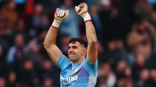 Otra gran actuación de Dibu Martínez ante el Manchester City: atajada clave y discusión con Haaland