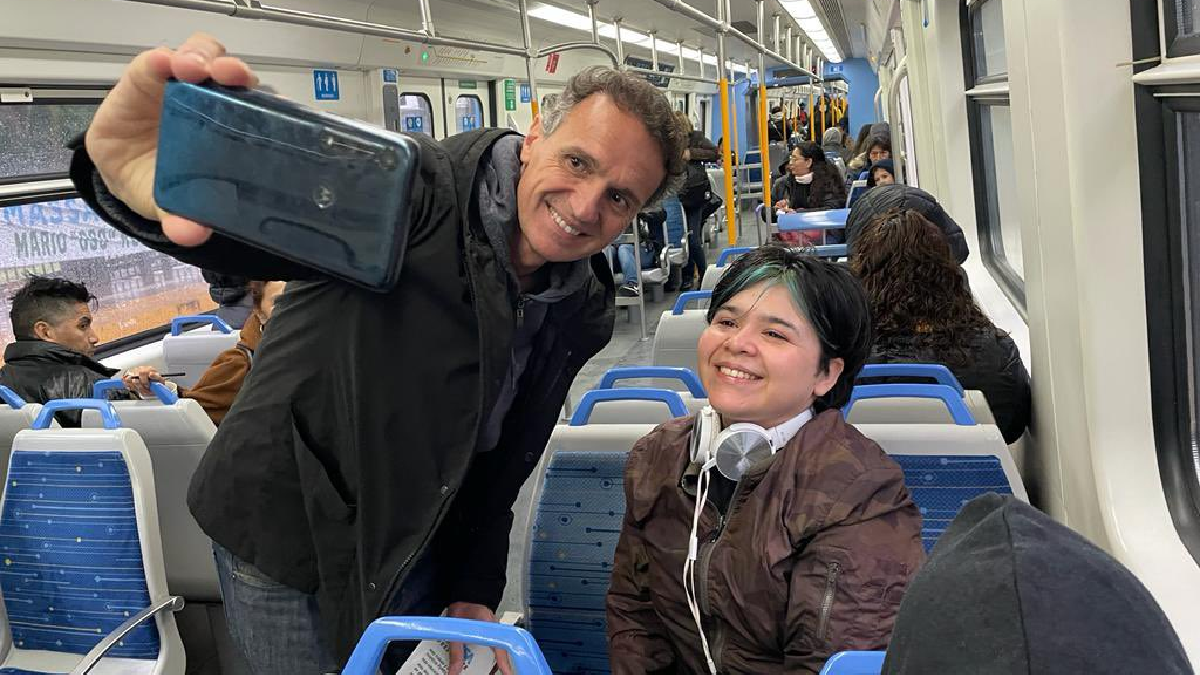 Gabriel Katopodis hizo campaña desde un tren: No es con discursos violentos. (Foto: captura)