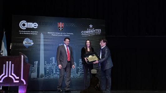 Mora Godoy recibió una placa por su labor de representarnos en el mundo