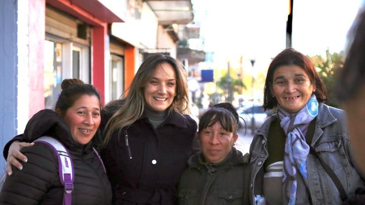 Malena Galmarini recorrió el centro de Benavidez para dialogar con comerciantes y vecinos. (Prensa)