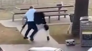 Video: así fue el heroico acto del civil que desarmó a uno de los tiradores del ataque terrorista en Australia