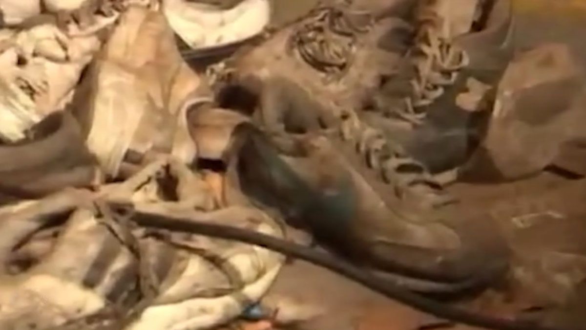 Las zapatillas que quedaron abandonadas en el boliche de Cromañon. Se transformaron en un símbolo de lo que nunca más puede volver a ocurrir. (foto:  Captura de TV)