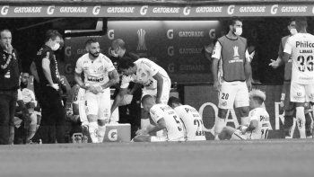 Coronavirus en Santos: John, arquero titular, y Wagner, defensor suplente, volvieron a dar positivo y no jugarán contra Boca
