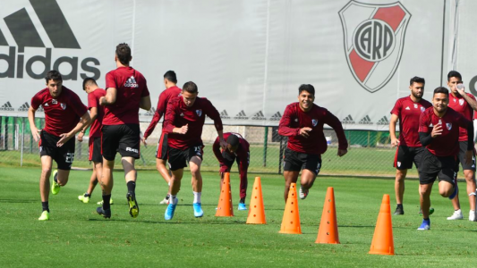 Enzo Pérez entrenó a la par de sus compañeros y en River ya comienzan a sonreír