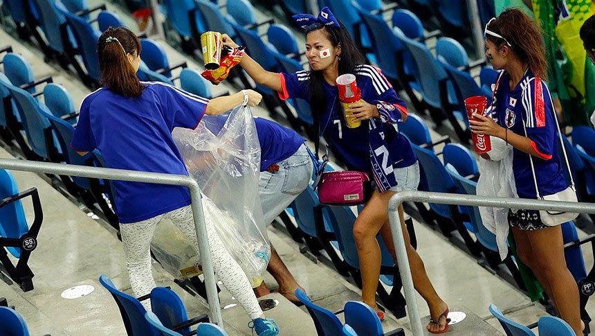 Campeones del mundo del respeto: hinchas japoneses y senegaleses limpian la tribuna después de los partidos