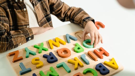 El video viral del nene que motiva a su amigo en el jardín