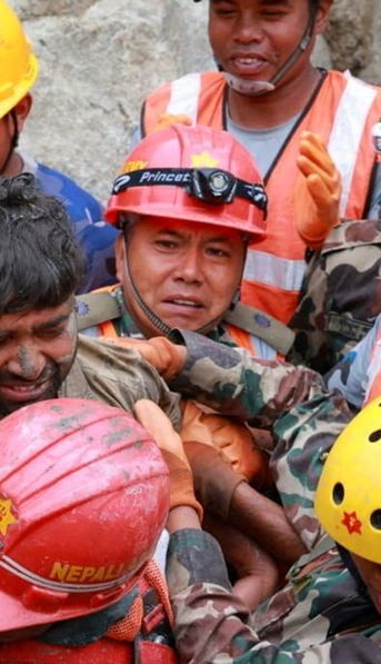 Pasó 9 días atrapado bajo tierra en Nepal y reveló qué hizo para resistir hasta el rescate