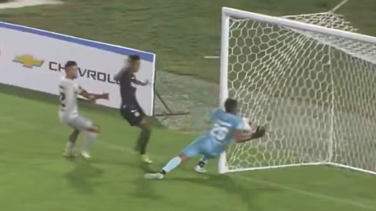 Escándalo en el fútbol: un jugador abandonó el partido y acusó a su arquero de amañar el resultado