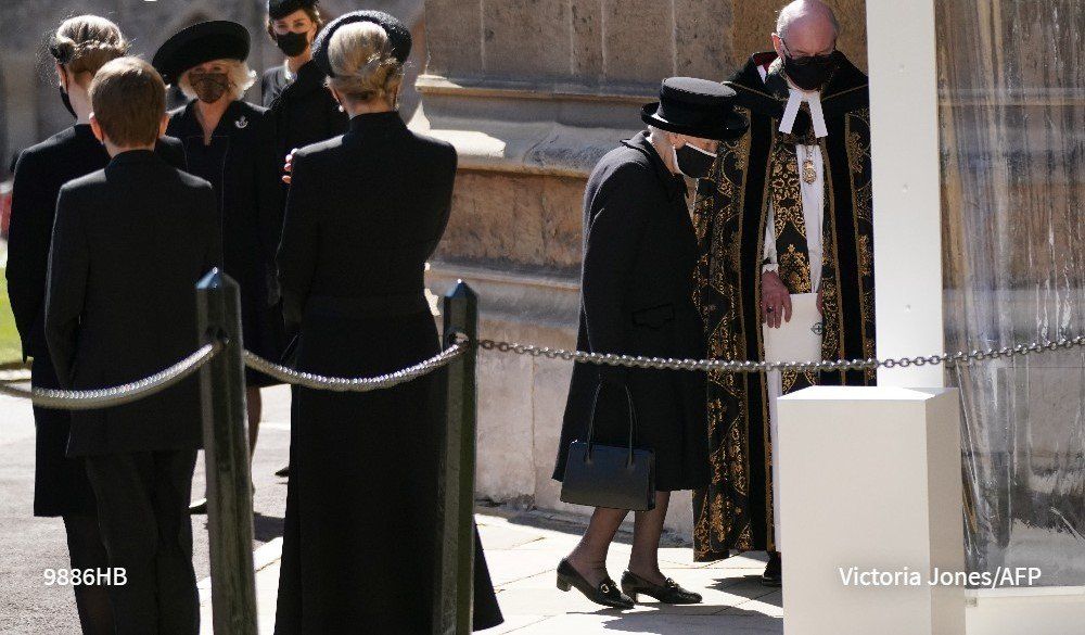 Encabezado por la reina Isabel II