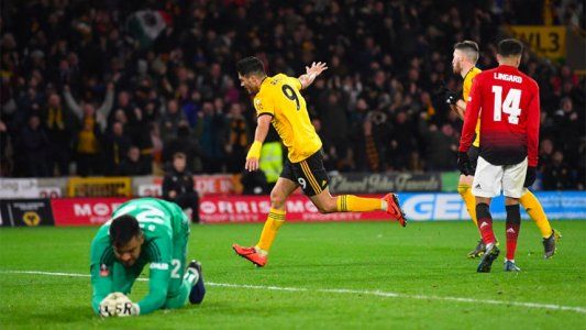 Con Romero en el arco, Manchester United perdió 2-1 ante Wolverhampton y quedó afuera en la FA Cup