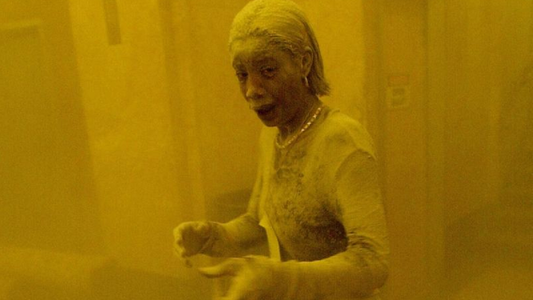 Atentados del 11 de septiembre: la historia de la mujer cuya imagen tras el ataque a las Torres Gemelas recorrió el mundo