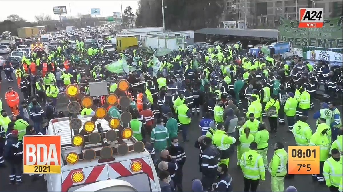 Trabajadores y trabajadoras de los peajes de la Autopista Buenos Aires-La Plata reclamaban esta mañana aumento de salarios y mejores condiciones laborales (Foto: captura de televisión).