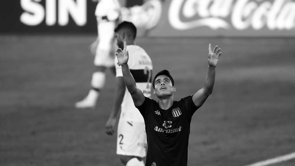 Racing pudo quebrar a Platense cerca del final y le ganó 2-0 en Vicente López