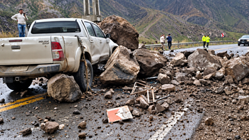 Impactante derrumbe en la alta montaña. (Foto: redes sociales, mejorada con IA)