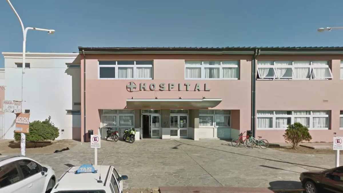 El hombre estaba en aparente estado de ebriedad y recibió atención médica de rutina en el hospital local antes de ser trasladado a la dependencia policial en la que quedó alojado. (Foto: Google Street View)