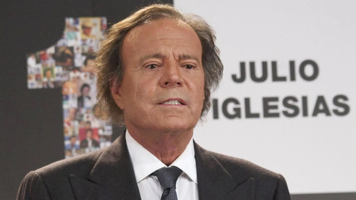 Explota la polémica: un exfotógrafo bancó a las denunciantes y Julio Iglesias habló por primera vez