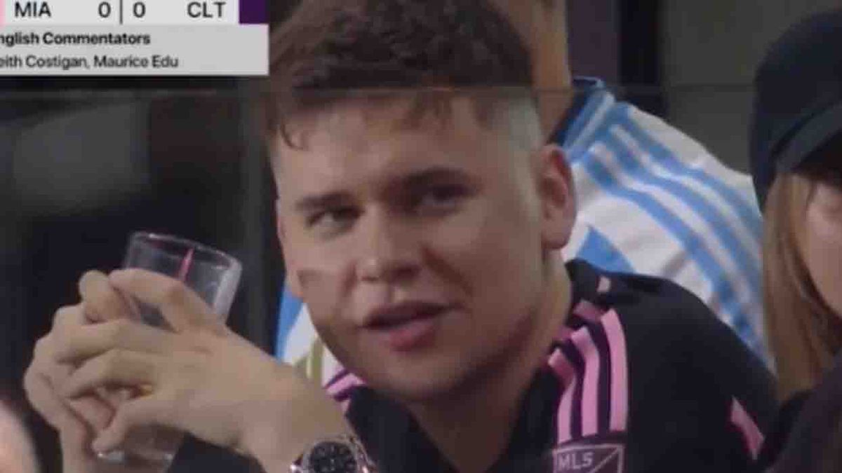 La foto de Bizarrap que sorprendió a todos: sin anteojos y sin gorra. (Foto: captura de video)