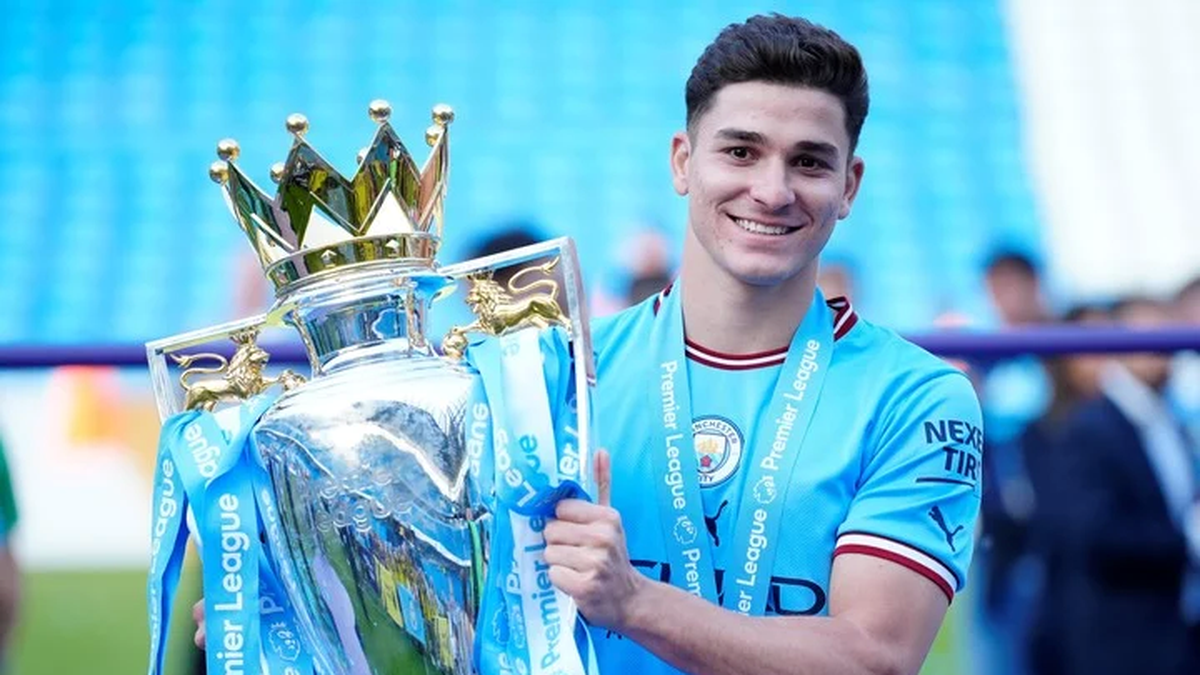 Julián Álvarez ya suma dos títulos en Inglaterra. (Foto: archivo).