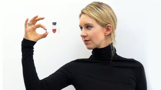 De niña prodigio a estafadora: el método sanguíneo con el que Elizabeth Holmes ganó una fortuna y terminó en la cárcel
