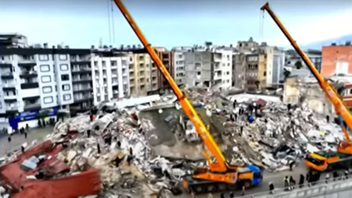 El contraste entre edificios reducidos a escombros y otros que a metros, permanecieron en pie sin sufrir da&ntilde;os (Foto: Gentileza Al Jazeera)