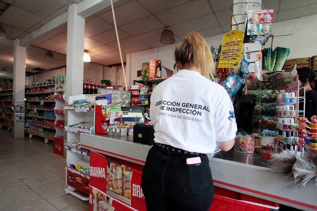 Clausuraron un supermercado por aplicar recargos en el uso de la tarjeta alimentaria
