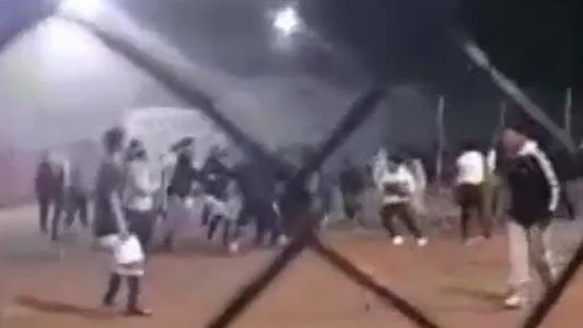 ¡Vayan al auto!: un partido de fútbol terminó a los tiros en una canchita llena de nenes