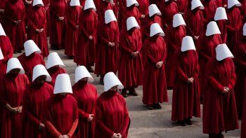 ¿Dónde ver El Cuento de la Criada? The Handmaids Tale online