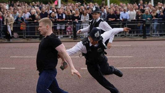 Momento de máxima tensión cuando el Rey Carlos III llegaba al Palacio de Buckingham