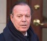 Abusos y control: las graves acusaciones de dos exempleadas contra Julio Iglesias