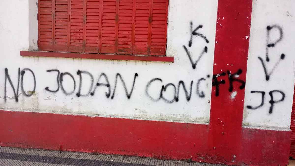 Una de las casas vandalizadas con las insignias peronistas. (Foto: redes UCR).