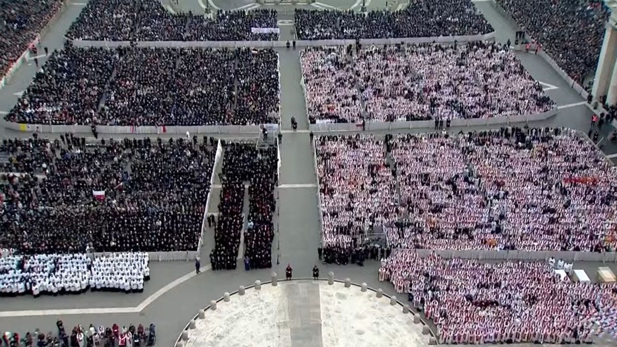 Una multitud en la plaza San Pedro para despedir los restos del papa emérito Benedicto XVI (Foto: Captura de TV)