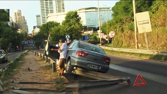Choque de película: un auto perdió el control y se incrustó contra un guardarraíl en Palermo
