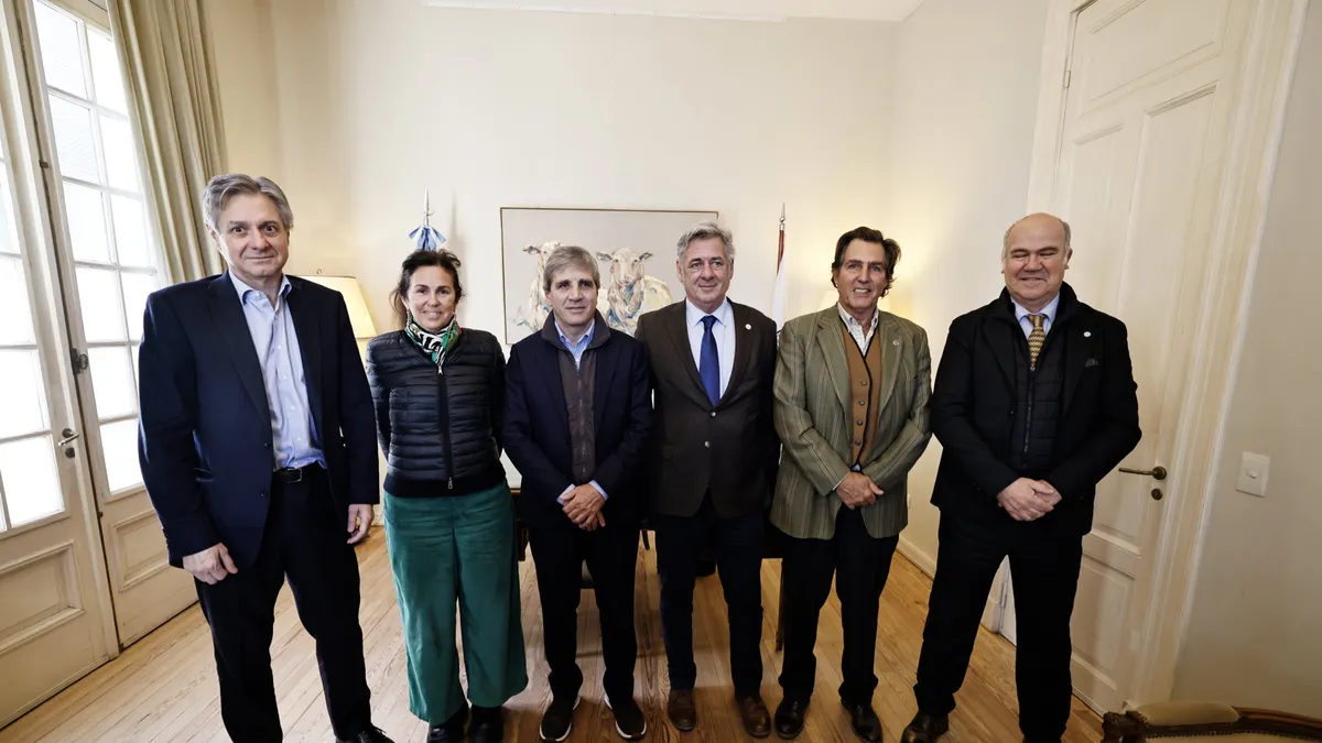 Caputo visit&oacute; junto a su viceministro, Jos&eacute; Luis Daza, a La Rural ante de la inauguraci&oacute;n de la pr&oacute;xima Exposici&oacute;n. (Foto: prensa La Rural).