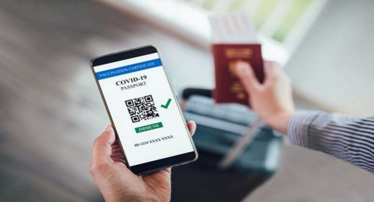 Un certificado de Vacunación en un teléfono celular(Foto: Adriaticfoto / Shutterstock)